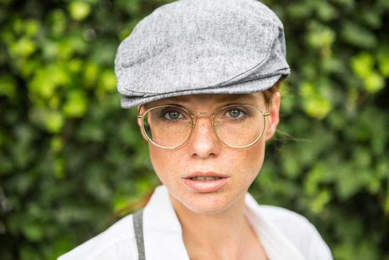 Frau mit schickem Brillendrahtgestell