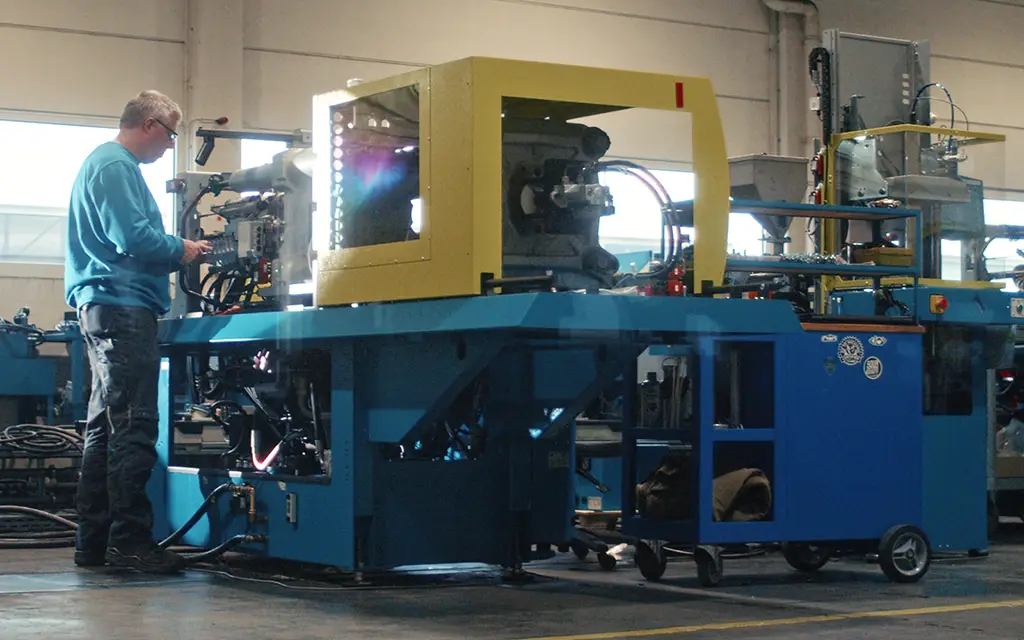 在此生产锁模力可达 1,250 kN 的紧凑型注塑机