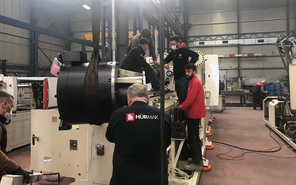 Hürmak Machinery 采用 Baumüller 的 DST2 高扭矩电机。